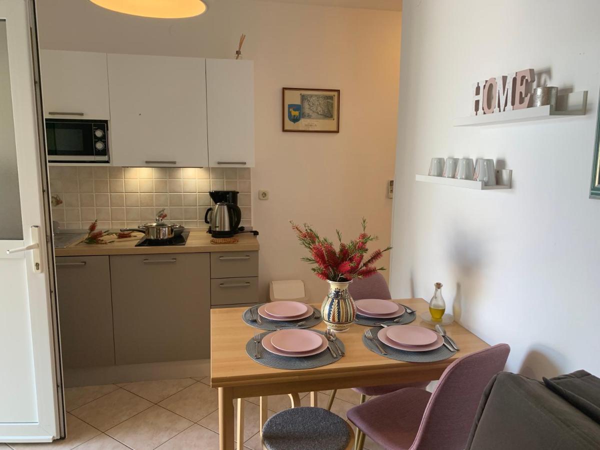 Villa Ulika - 3 Apt For 4 Persons Pula Ngoại thất bức ảnh