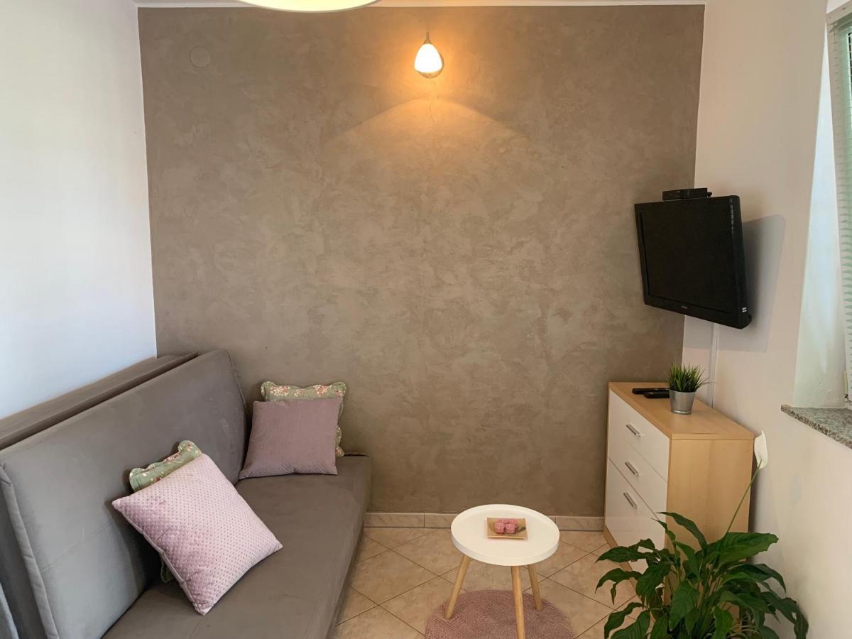 Villa Ulika - 3 Apt For 4 Persons Pula Ngoại thất bức ảnh