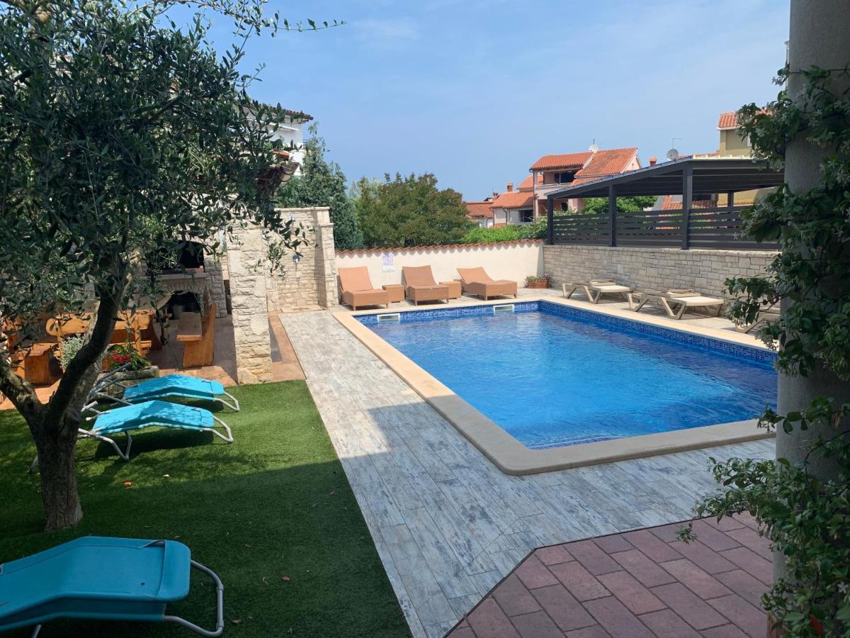 Villa Ulika - 3 Apt For 4 Persons Pula Ngoại thất bức ảnh
