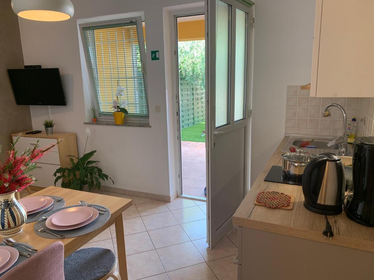 Villa Ulika - 3 Apt For 4 Persons Pula Ngoại thất bức ảnh