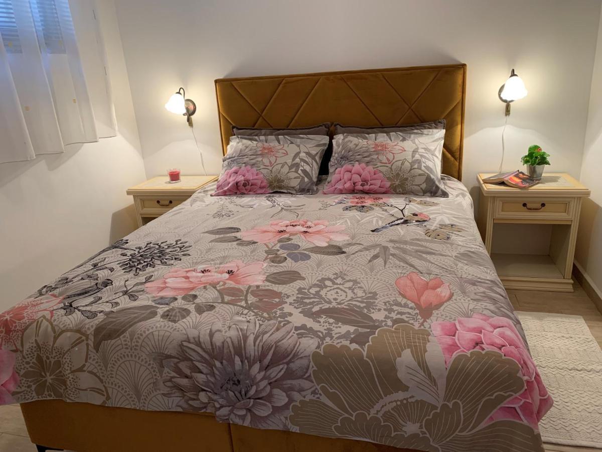 Villa Ulika - 3 Apt For 4 Persons Pula Ngoại thất bức ảnh