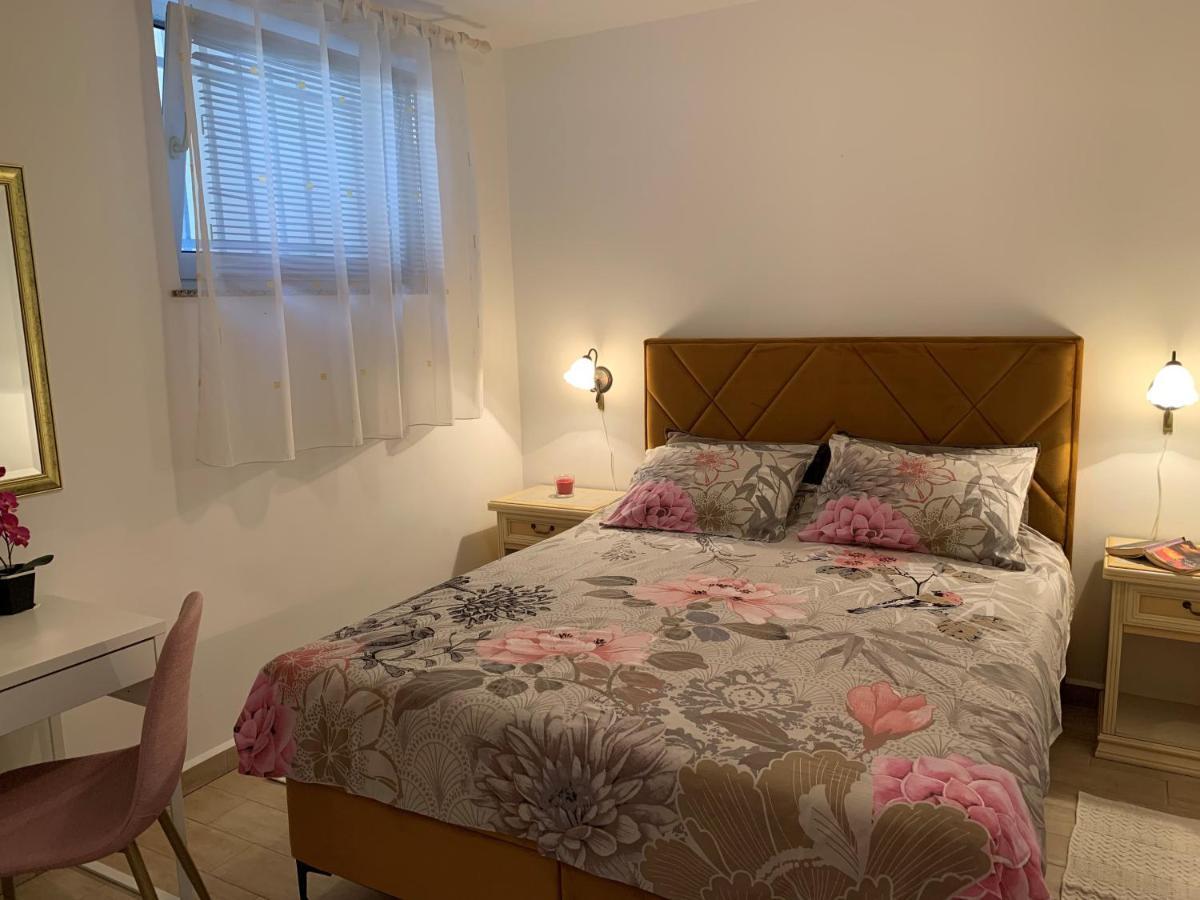 Villa Ulika - 3 Apt For 4 Persons Pula Ngoại thất bức ảnh