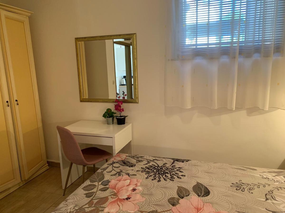 Villa Ulika - 3 Apt For 4 Persons Pula Ngoại thất bức ảnh