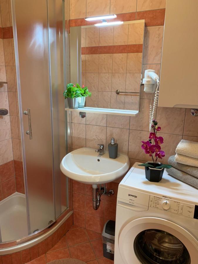 Villa Ulika - 3 Apt For 4 Persons Pula Ngoại thất bức ảnh