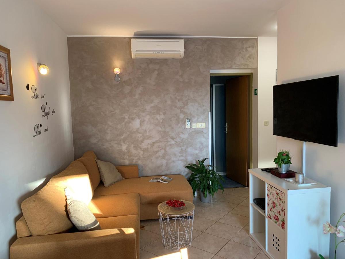 Villa Ulika - 3 Apt For 4 Persons Pula Ngoại thất bức ảnh