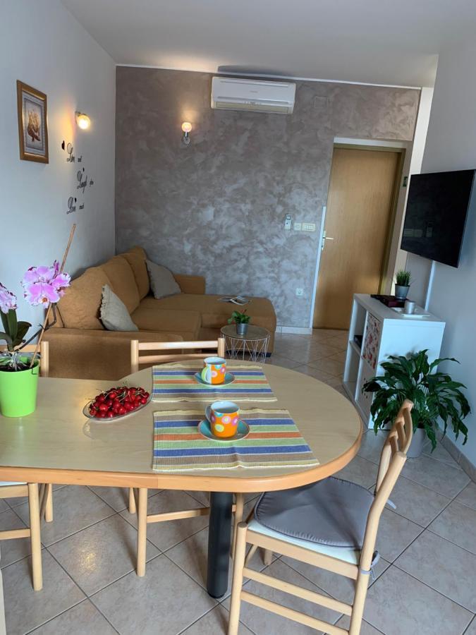Villa Ulika - 3 Apt For 4 Persons Pula Ngoại thất bức ảnh