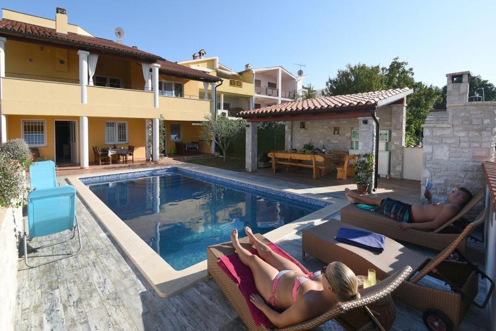Villa Ulika - 3 Apt For 4 Persons Pula Ngoại thất bức ảnh