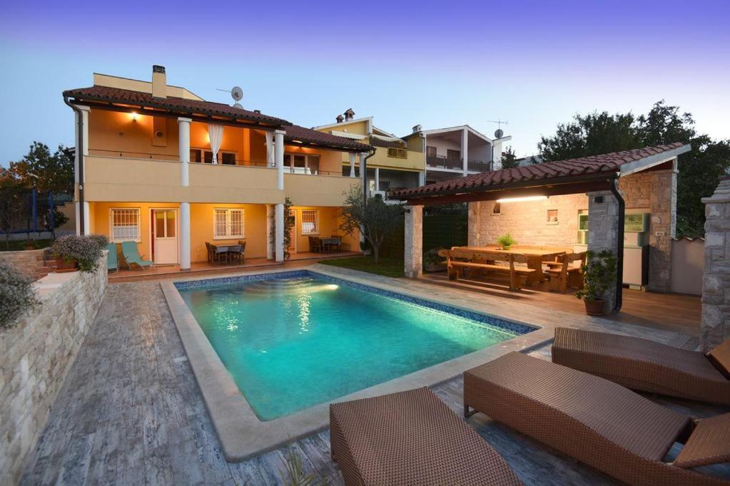 Villa Ulika - 3 Apt For 4 Persons Pula Ngoại thất bức ảnh