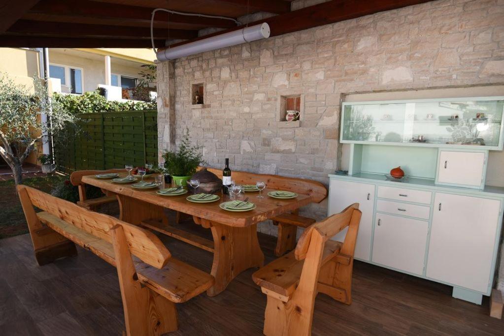 Villa Ulika - 3 Apt For 4 Persons Pula Ngoại thất bức ảnh