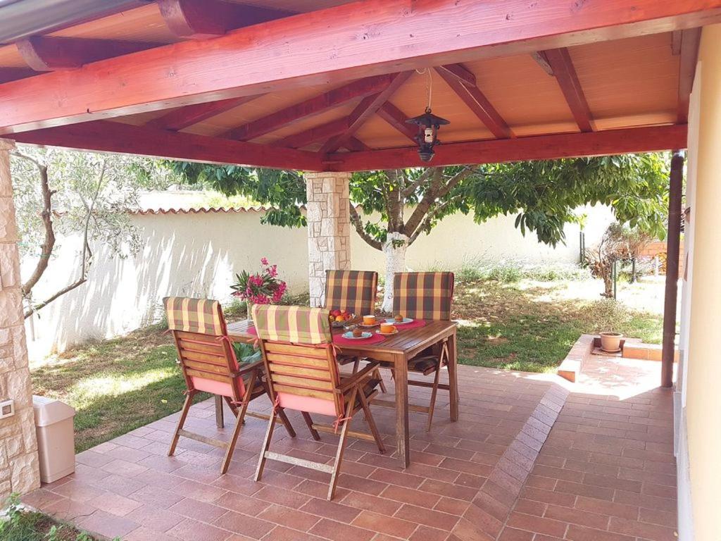 Villa Ulika - 3 Apt For 4 Persons Pula Ngoại thất bức ảnh