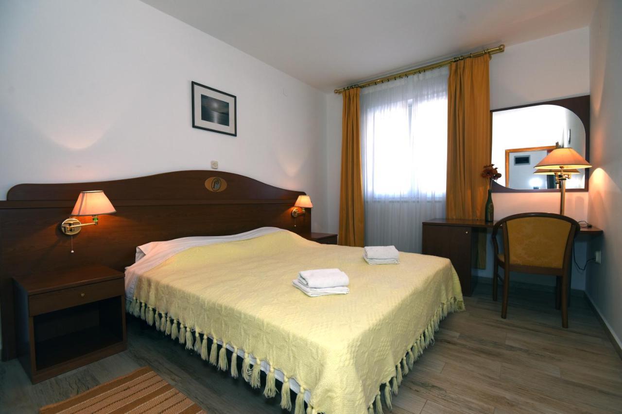 Villa Ulika - 3 Apt For 4 Persons Pula Ngoại thất bức ảnh